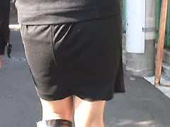 スカートから浮き出てくるパンティーライン追っかけ盗撮